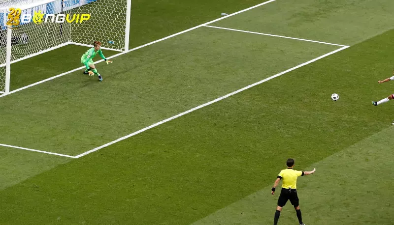 Cầu thủ 16 tuổi tử vong sau khi dùng ngực cản penalty Bài học từ vụ việc và các biện pháp phòng ngừa