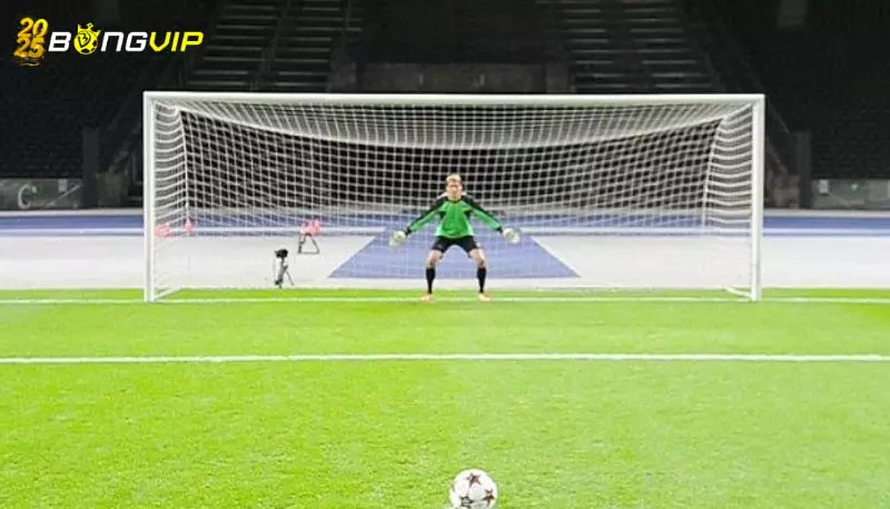 Cầu thủ 16 tuổi tử vong sau khi dùng ngực cản penalty Cầu thủ 16 tuổi tử vong sau khi dùng ngực cản penalty