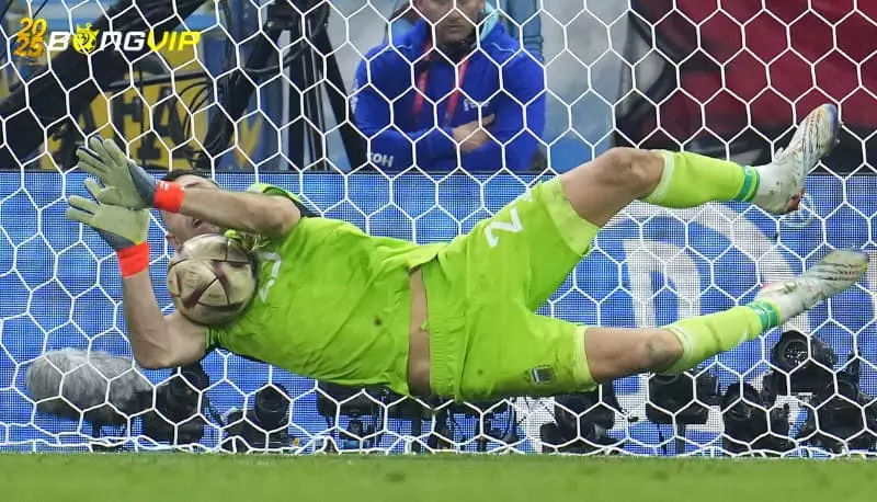 Cầu thủ 16 tuổi tử vong sau khi dùng ngực cản penalty Tăng cường ý thức về an toàn