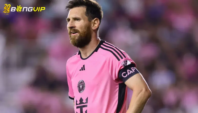 Messi gây sự với trọng tài và đối phương Những lần Messi tranh cãi với trọng tài
