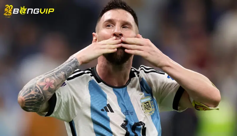 Messi gây sự với trọng tài và đối phương Những lần Messi va chạm với đối phương