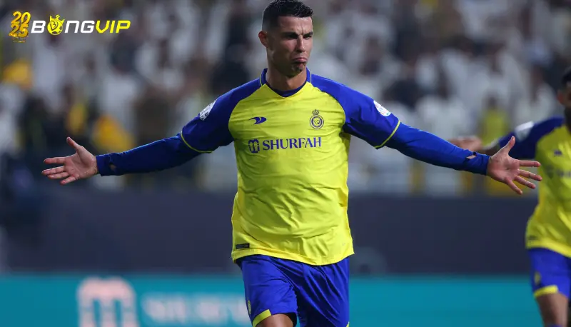 Ronaldo chỉ đạo đồng đội sau khi bị thay ra Ronaldo chỉ đạo đồng đội sau khi bị thay ra và hình ảnh của một huấn luyện viên tương lai?