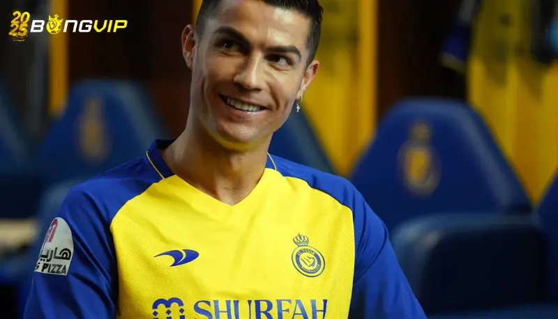 Ronaldo chỉ đạo đồng đội sau khi bị thay ra Ronaldo chỉ đạo đồng đội sau khi bị thay ra - Tại sao lại có hành động này?