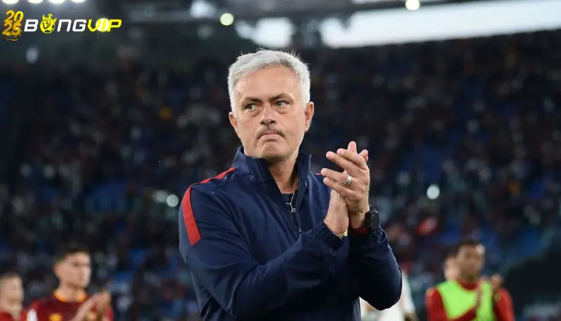 Mourinho 'ngủ gật' trước câu hỏi dài trong họp báo Phản ứng của truyền thông và người hâm mộ khi Mourinho 'ngủ gật' trước câu hỏi dài trong họp báo