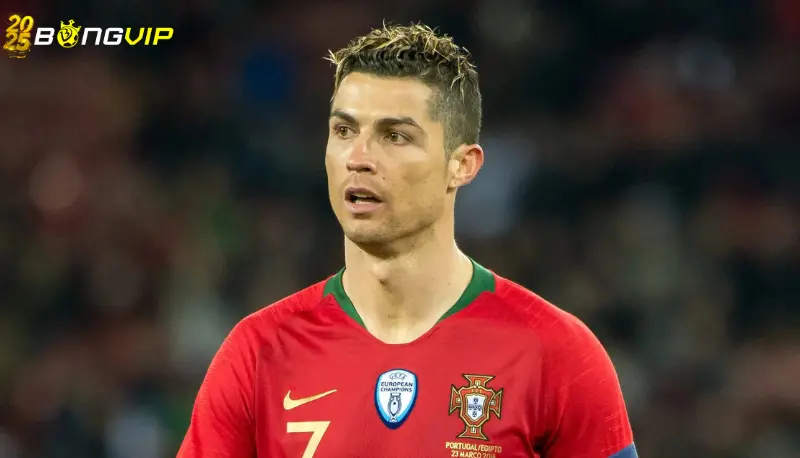 Ronaldo bỏ vào đường hầm khi bị thay sớm Nguyên nhân khiến Ronaldo bỏ vào đường hầm khi bị thay sớm