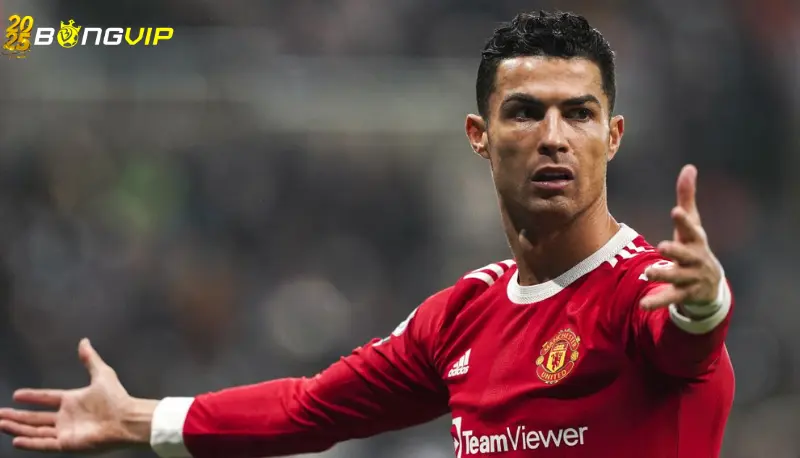 Ronaldo bỏ vào đường hầm khi bị thay sớm Sự việc Ronaldo bỏ vào đường hầm khi bị thay sớm xảy ra như thế nào?