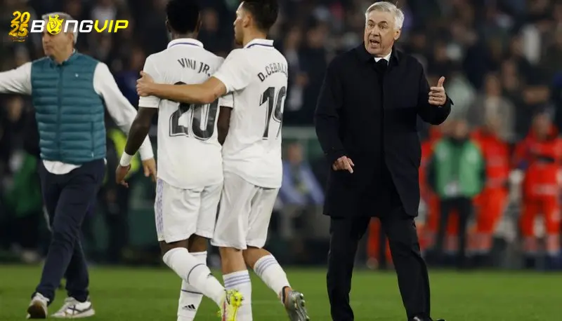 Figo: 'Thật kỳ lạ khi Ancelotti bị nghi ngờ' Thất bại là một phần của bóng đá - Figo: 'Thật kỳ lạ khi Ancelotti bị nghi ngờ'