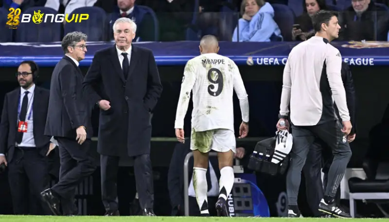 Figo: 'Thật kỳ lạ khi Ancelotti bị nghi ngờ' Ancelotti: Biểu tượng của sự điềm tĩnh và bản lĩnh