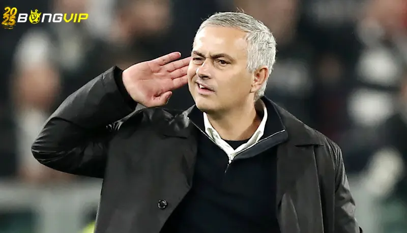 Mourinho véo mũi đối thủ Người hâm mộ phản ứng ra sao khi Mourinho véo mũi đối thủ?
