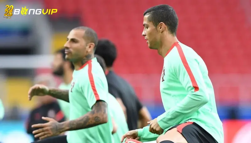 Ronaldo được đồng đội lau giày sau tuyệt phẩm vô-lê Cú đúp đẳng cấp và tuyệt phẩm Ronaldo được đồng đội lau giày sau tuyệt phẩm vô-lê