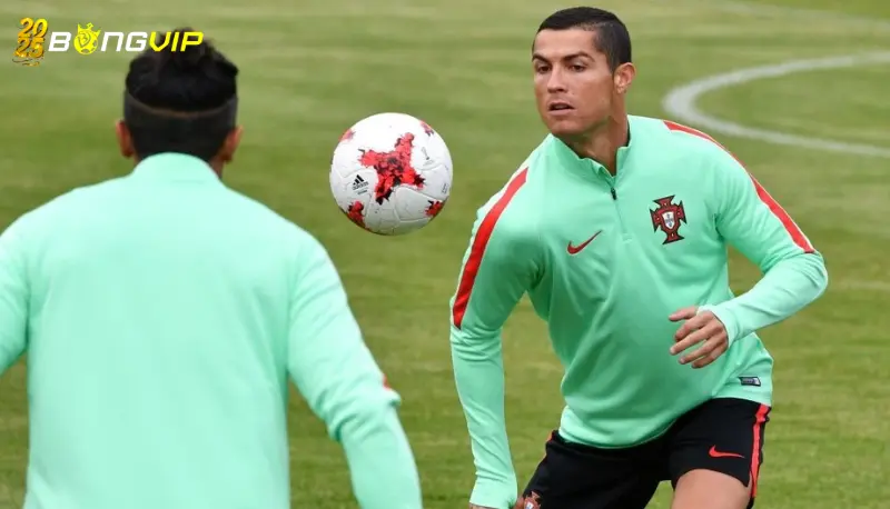 Ronaldo được đồng đội lau giày sau tuyệt phẩm vô-lê Ronaldo được đồng đội lau giày sau tuyệt phẩm vô-lê - Sự công nhận từ đồng đội