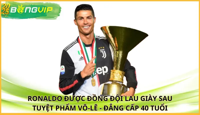 Ronaldo được đồng đội lau giày sau tuyệt phẩm vô-lê