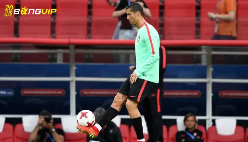 Ronaldo được đồng đội lau giày sau tuyệt phẩm vô-lê Ronaldo và cuộc hành trình không tuổi - Ronaldo được đồng đội lau giày sau tuyệt phẩm vô-lê