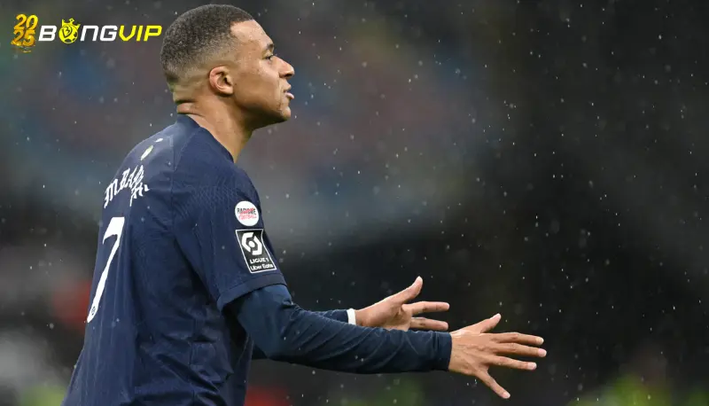 Trợ lý HLV Real: 'Nhiều lỗi nhỏ khiến Mbappe phản ứng, nhận thẻ đỏ' Những hệ lụy từ chiếc thẻ đỏ - Trợ lý HLV Real: 'Nhiều lỗi nhỏ khiến Mbappe phản ứng, nhận thẻ đỏ'
